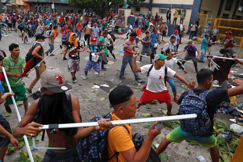 Policías de Guatemala se enfrentan con migrantes