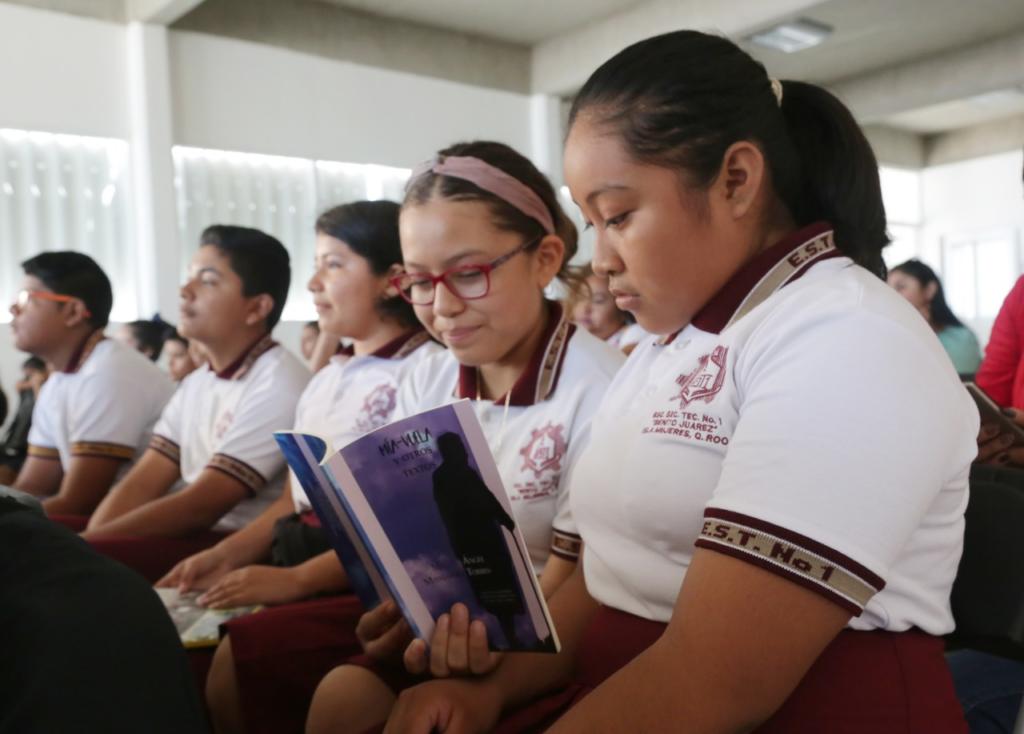 Presentan libro infantil "Mía-Vuela" en Isla Mujeres