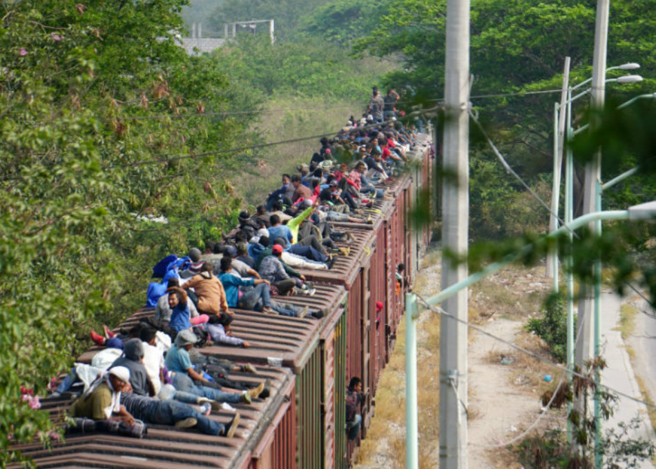 Al menos 395 personas abordaron el tren de carga "La Bestia" al salir de la ciudad de Arriaga, en el estado sureño de Chiapas.