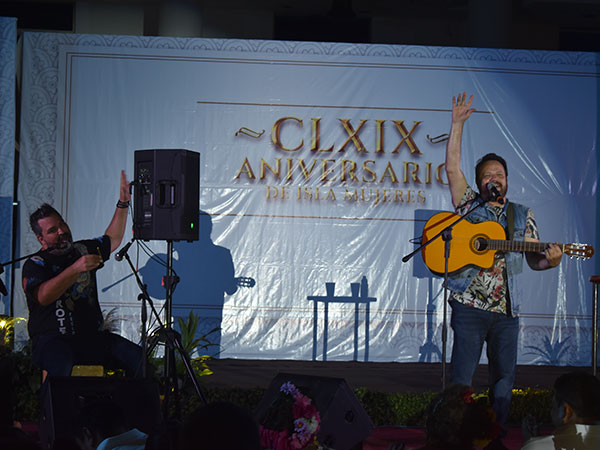  Como parte de los festejos, el cantautor Nicho Hinojosa amenizó la noche.