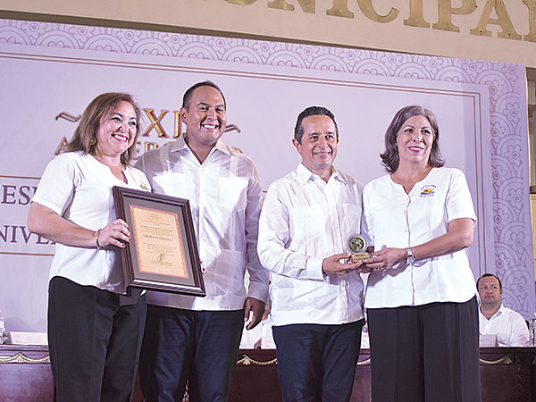 El gobernador y el alcalde Juan Carrillo entregaron la medalla al mérito ciudadano