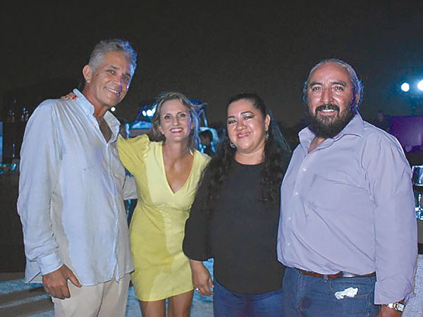 Antonio Carbonel, Dominique Villalobos, Joel Camacho y Martha de Camacho.