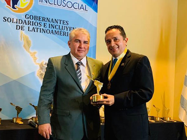 Carlos Joaquín recibe un premio internacional en Colombia