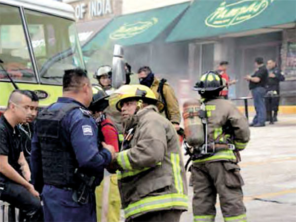 Los bomberos verificaron que el personal estuviera a salvo, y atendieron a quienes habían respirado el humo tóxico. 