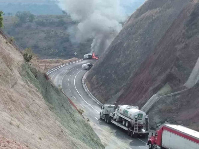 Pipa con amoniaco vuelca y se incendia en la autopista Pátzcuaro-Cuitzeo