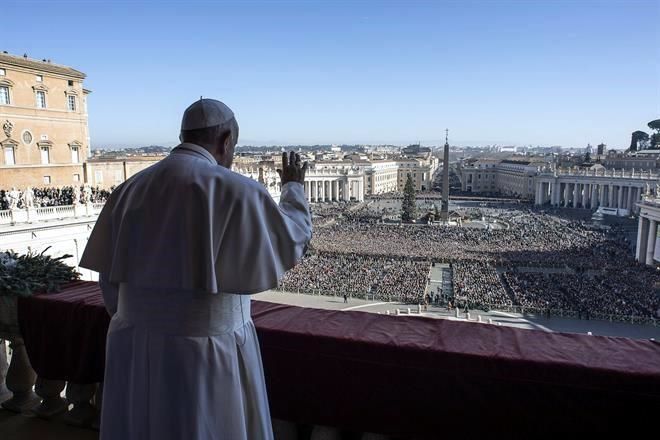 En su mensaje de Navidad "Urbi et Orbi" (a la ciudad y al mundo), el Papa Francisco pidió paz, así como frenar persecución religiosa, frenar conflictos armados y el miedo a los migrantes.