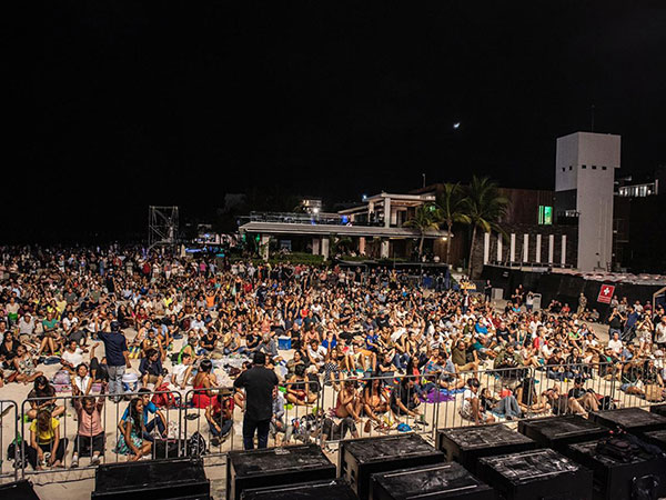 Cientos de personas se congregaron en el Mamitas Beach Club.