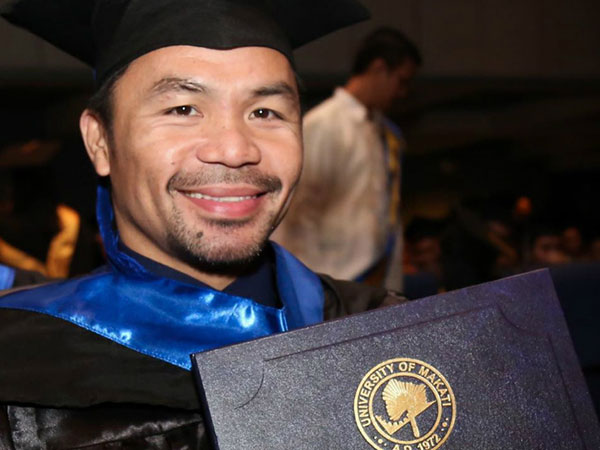 A los 40 años recibe Manny Pacquiao su diploma universitario