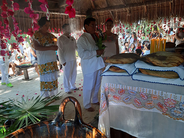 'Cobija' Grupo Xcaret a abeja melipona; celebran ceremonia maya