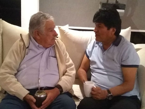 Evo Morales y José Mujica se reúnen en México