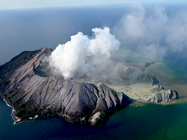Erupción de volcán Whakaari cobra la vida de 5 turistas