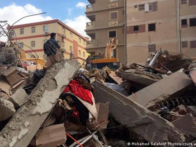 Al menos 25 mueren tras derrumbe de un edificio en Egipto
