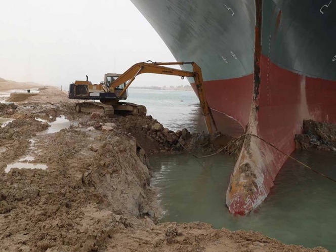 Barco encallado en Canal de Suez se mueve levemente