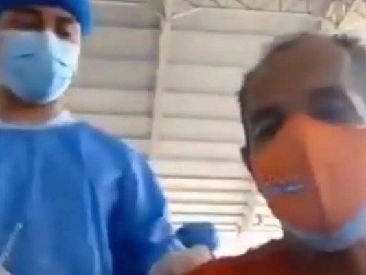 Detienen a enfermero por fingir vacunar contra Covid-19 en Ecuador