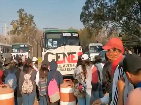 Normalistas mantienen bloqueo en el acceso al aeropuerto de Oaxaca