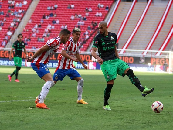 Golazo de Angulo salva a Chivas de la derrota ante Santos