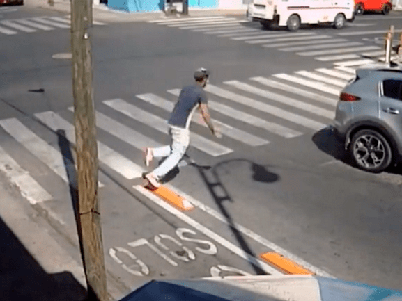 Los memes del video viral de peatones cayéndose en ciclovía de Puebla