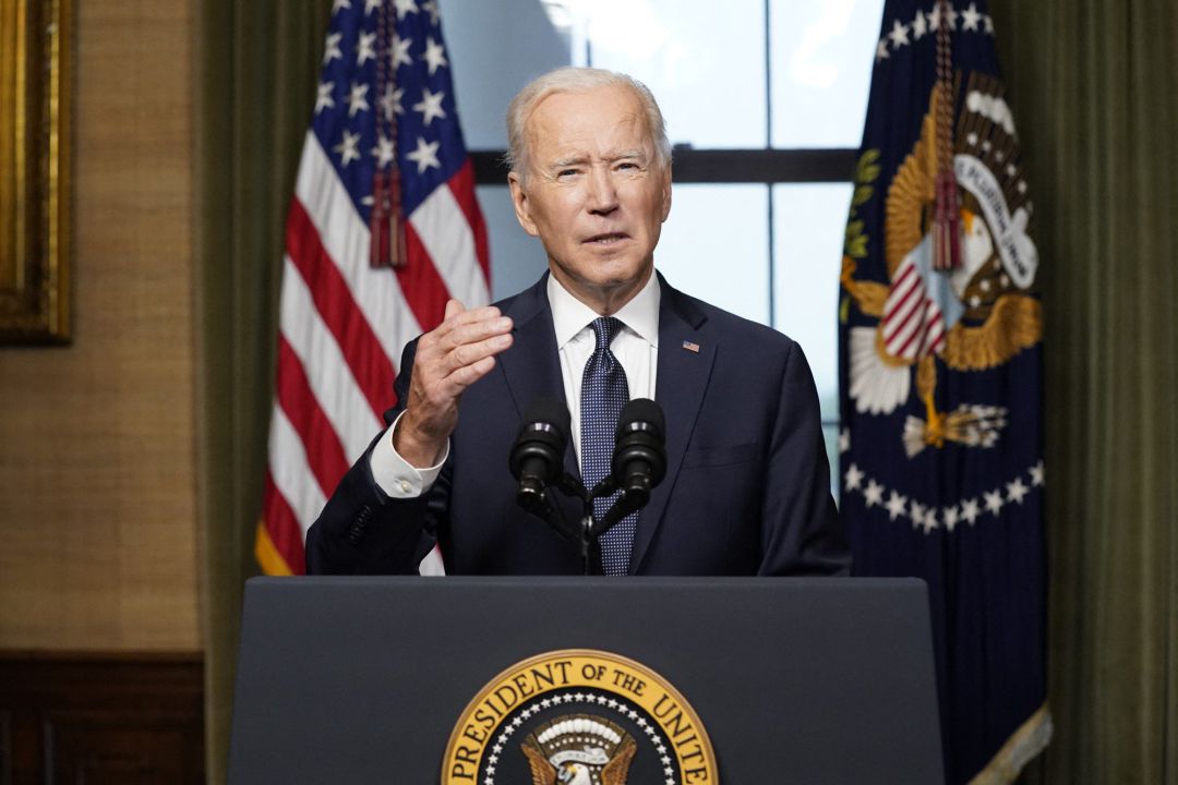 Expulsa Biden a 10 diplomáticos rusos tras ciberataques