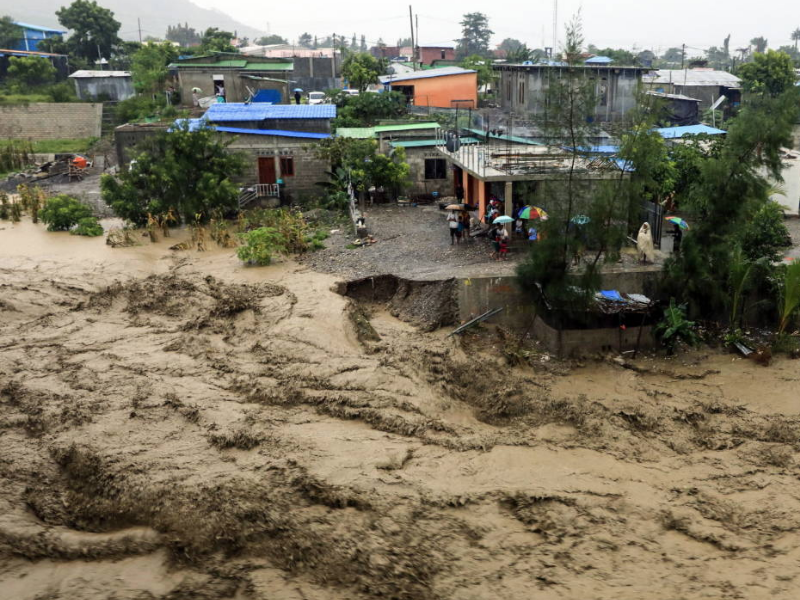 Inundaciones en Indonesia dejan 44 muertos
