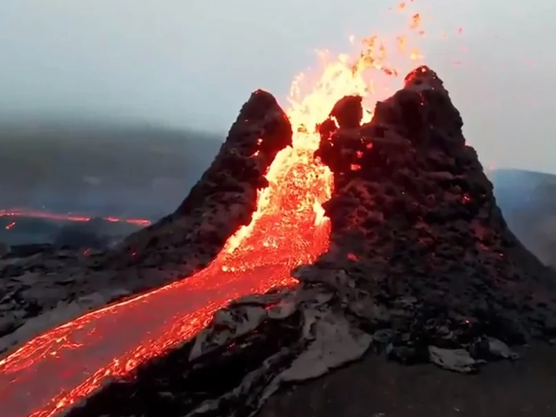 Se extiende erupción volcánica en Islandia, hay nueva fisura