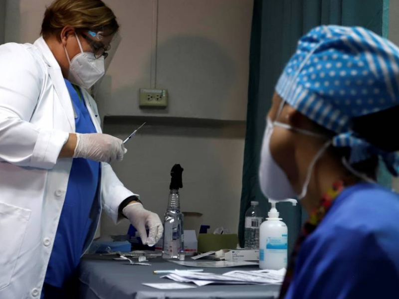 Costa Rica deja de aplicar vacunas AstraZeneca