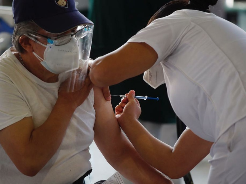 Arranca vacunación a maestros en cinco entidades
