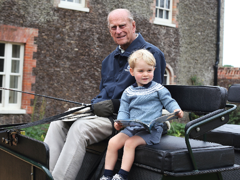 Comparte príncipe William tierna foto de su hijo y su abuelo