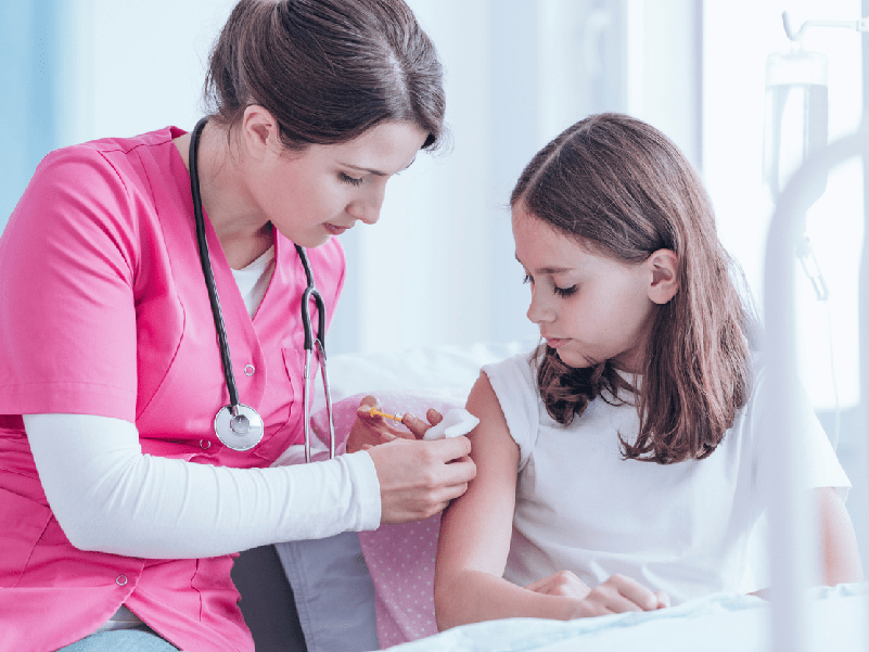Detiene AstraZeneca ensayo de vacuna en niños