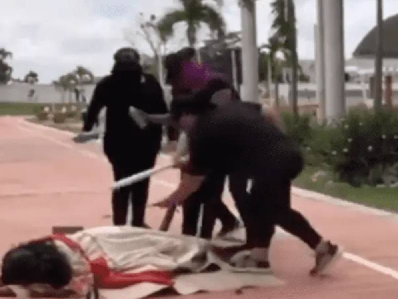 Feministas golpean a Jesús en Viacrusis de Tabasco