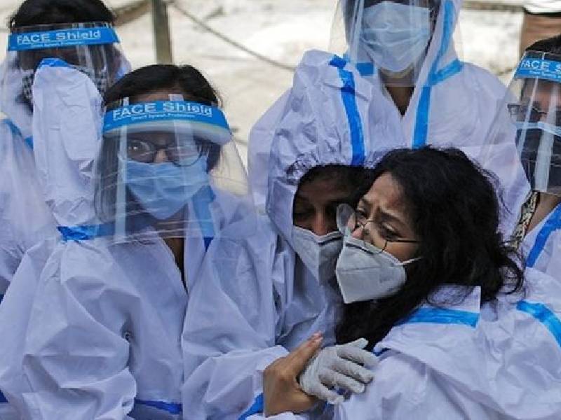 India en crisis por Covid-19; registra cifra récord mundial de contagios diarios