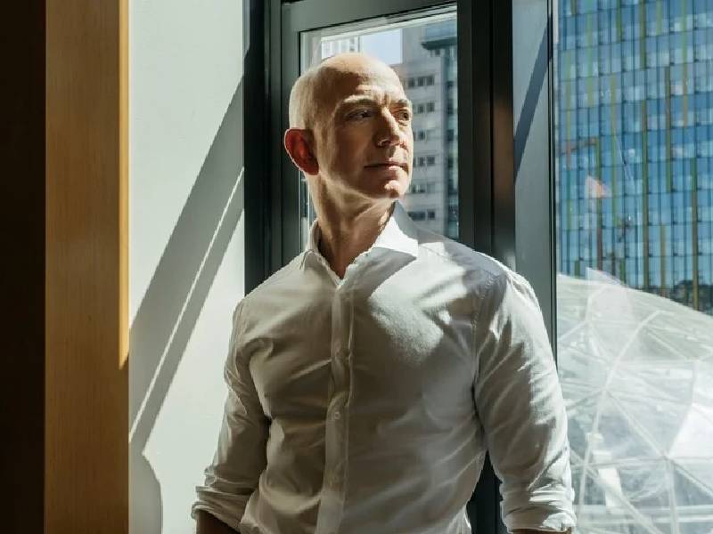 Jeff Bezos se despide Amazon y pide que traten mejor a sus empleados
