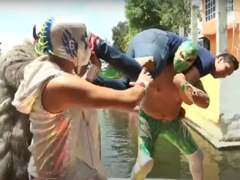 Luchadores aplican llave a quien no usa cubrebocas en Xochimilco