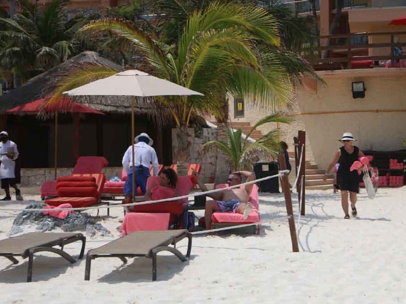 Retiran vallas en arenales de Cancún; hotel habría privatizado la zona