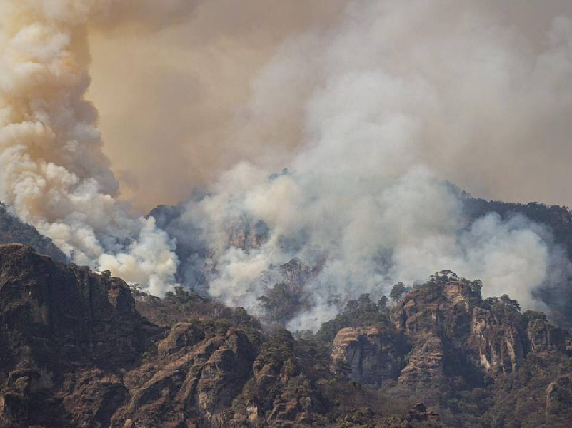 Se intensifica incendio forestal en Tepoztlán