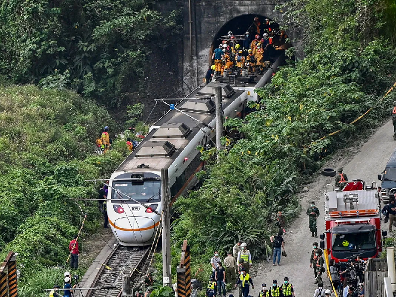 Tardarán siete días en retirar tren taiwanés descarrilado