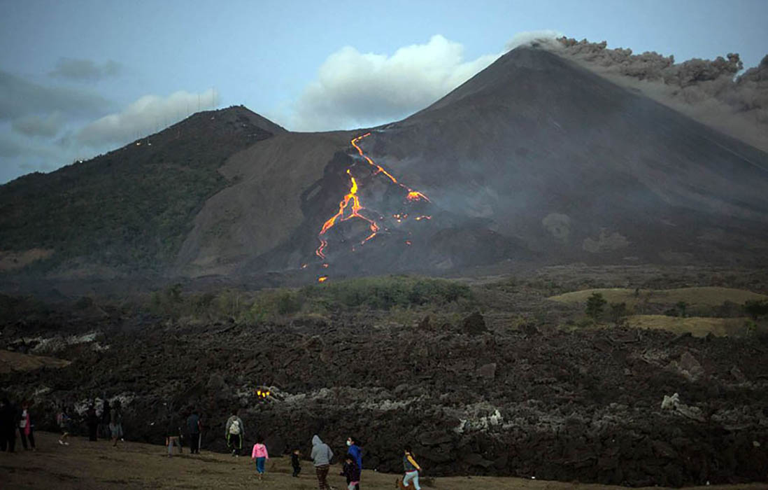 Volcán La Soufri├¿re registra estruendosa actividad en la isla de San Vicente