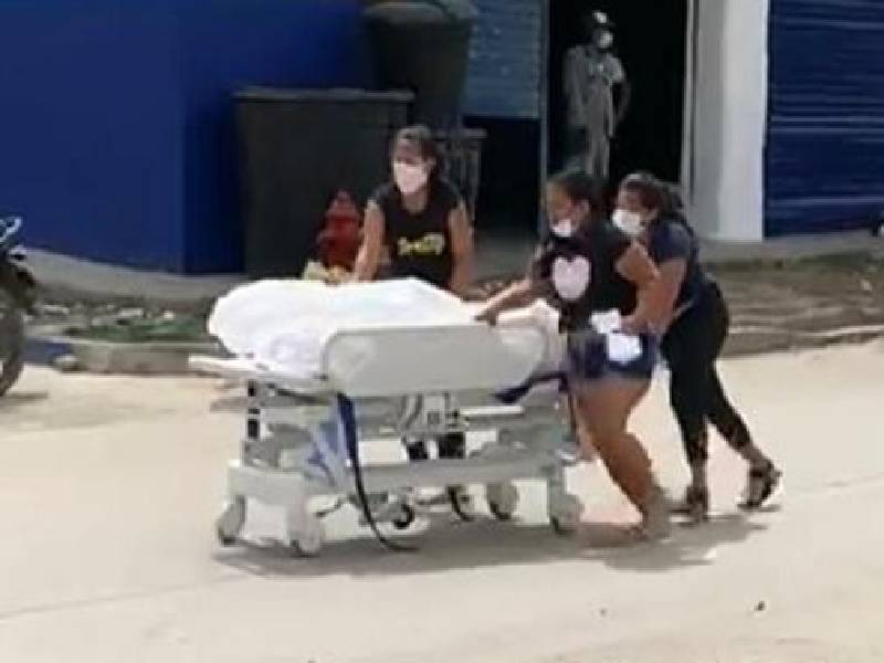 (Video) Murió de Covid y sus familiares roban su cuerpo del hospital