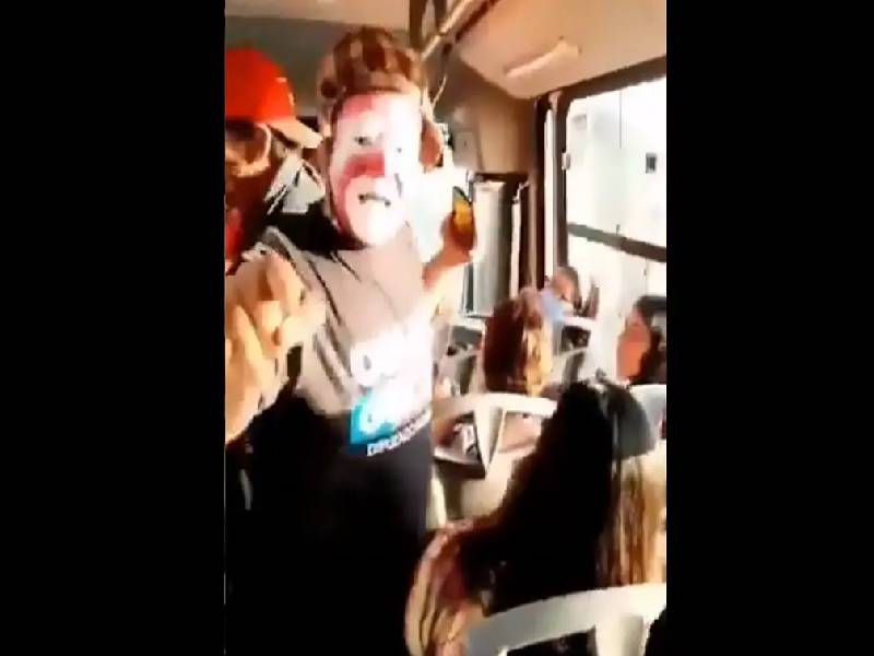 Video: Quedan payasito y pasajeros atrapados en una balacera; pasan de la risa a los gritos
