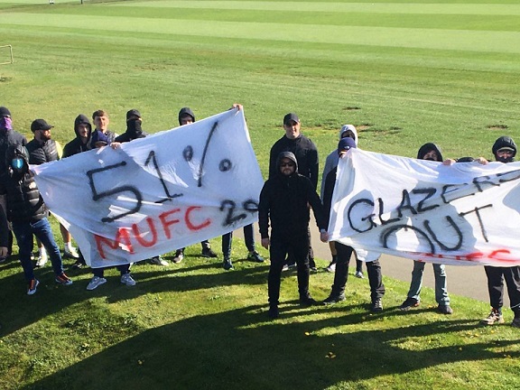 Aficionados del United invaden entrenamiento como protesta por Superliga