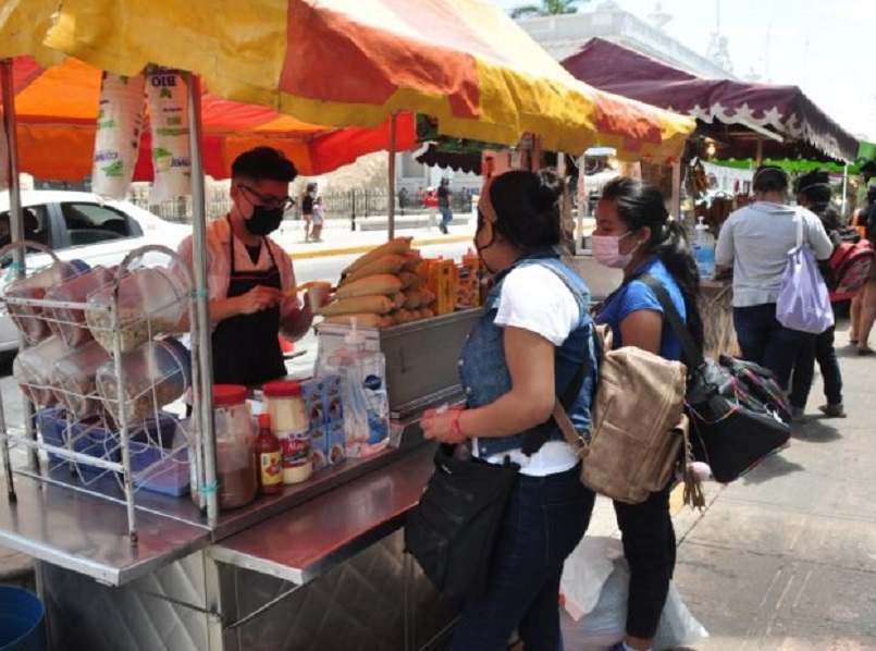 Vendedores ambulantes de comida vuelven al centro histórico de Mérida