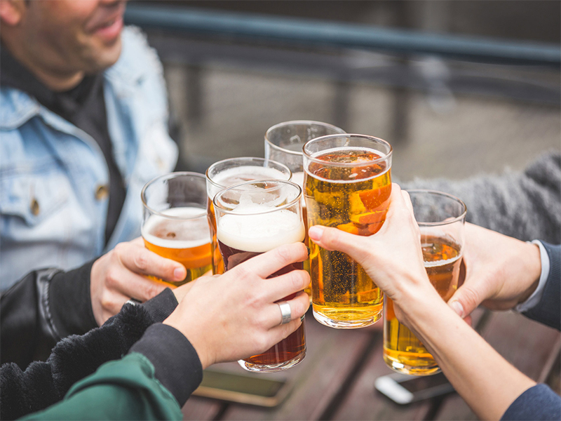 Beber alcohol en exceso reduce un año de esperanza de vida