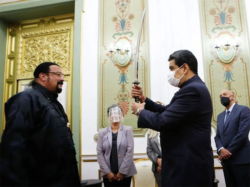 Steven Seagal obsequia una espada samurái a Nicolás Maduro