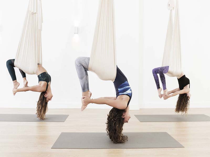 ¿Sabes qué beneficios aporta el yoga aéreo? Te contamos