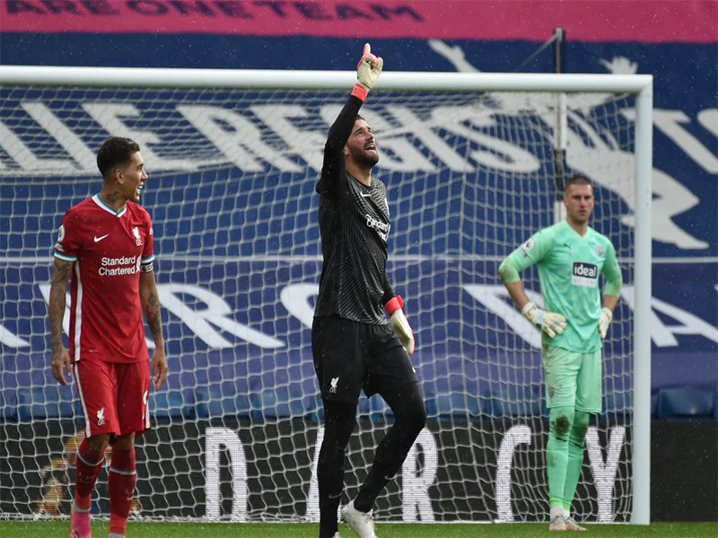 Portero Alisson Becker salva a Liverpool de último minuto