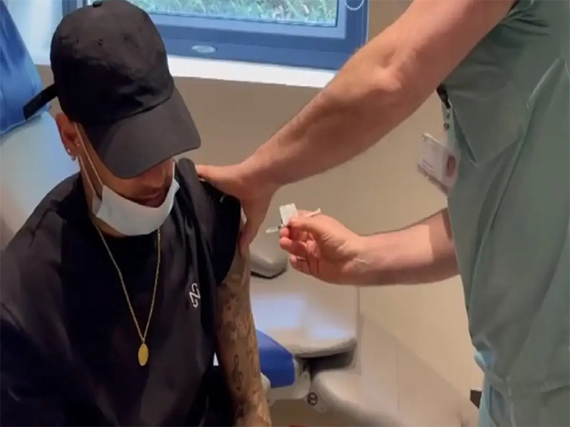 Neymar comparte en redes sociales el momento de su vacunación