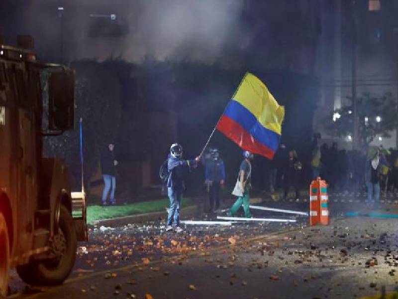 Al menos 16 fallecidos y 700 heridos por protestas en Colombia
