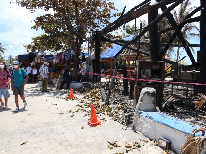 Empresario lamenta no tener construcciones más seguras en Isla Mujeres para evitar incendios