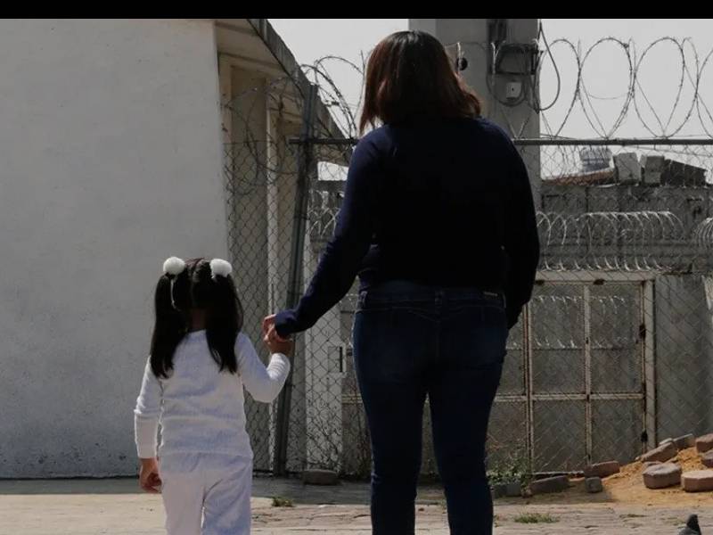 En México existen 415 madres en la cárcel junto a sus hijos INEGI