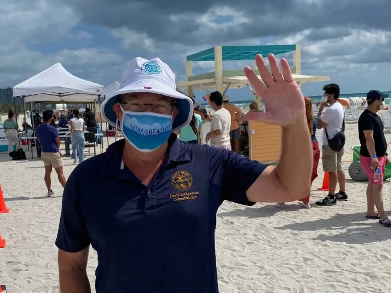 En Miami Beach, vacunan contra Covid-19 a turistas en Miami