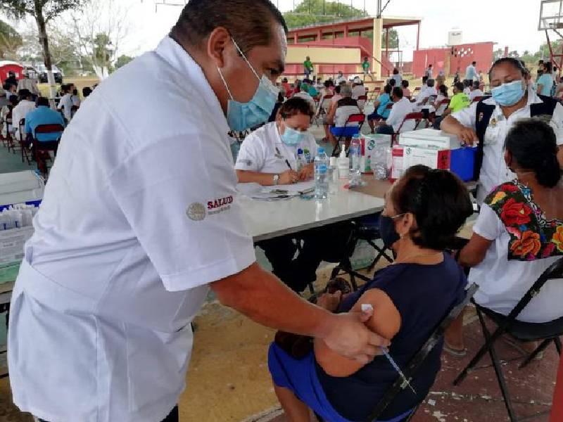 Inicia la vacunación en maestros de Quintana Roo